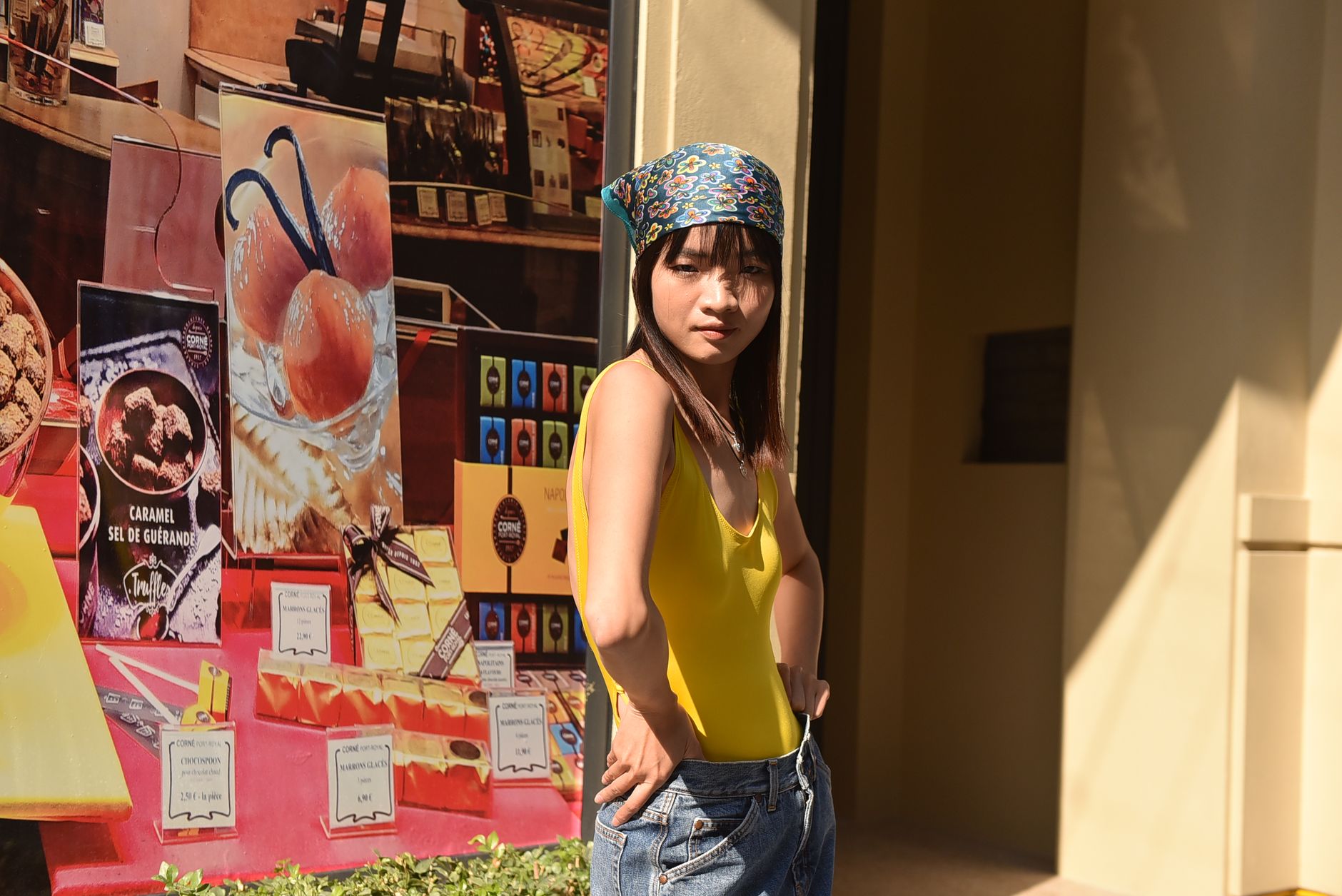 Bandana porté en accessoire au poignet en extérieur