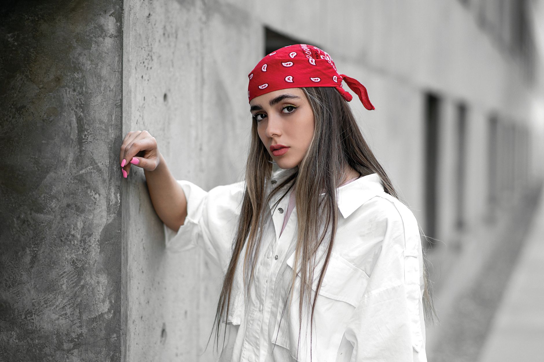 Bandana rouge porté en accessoire de style urbain