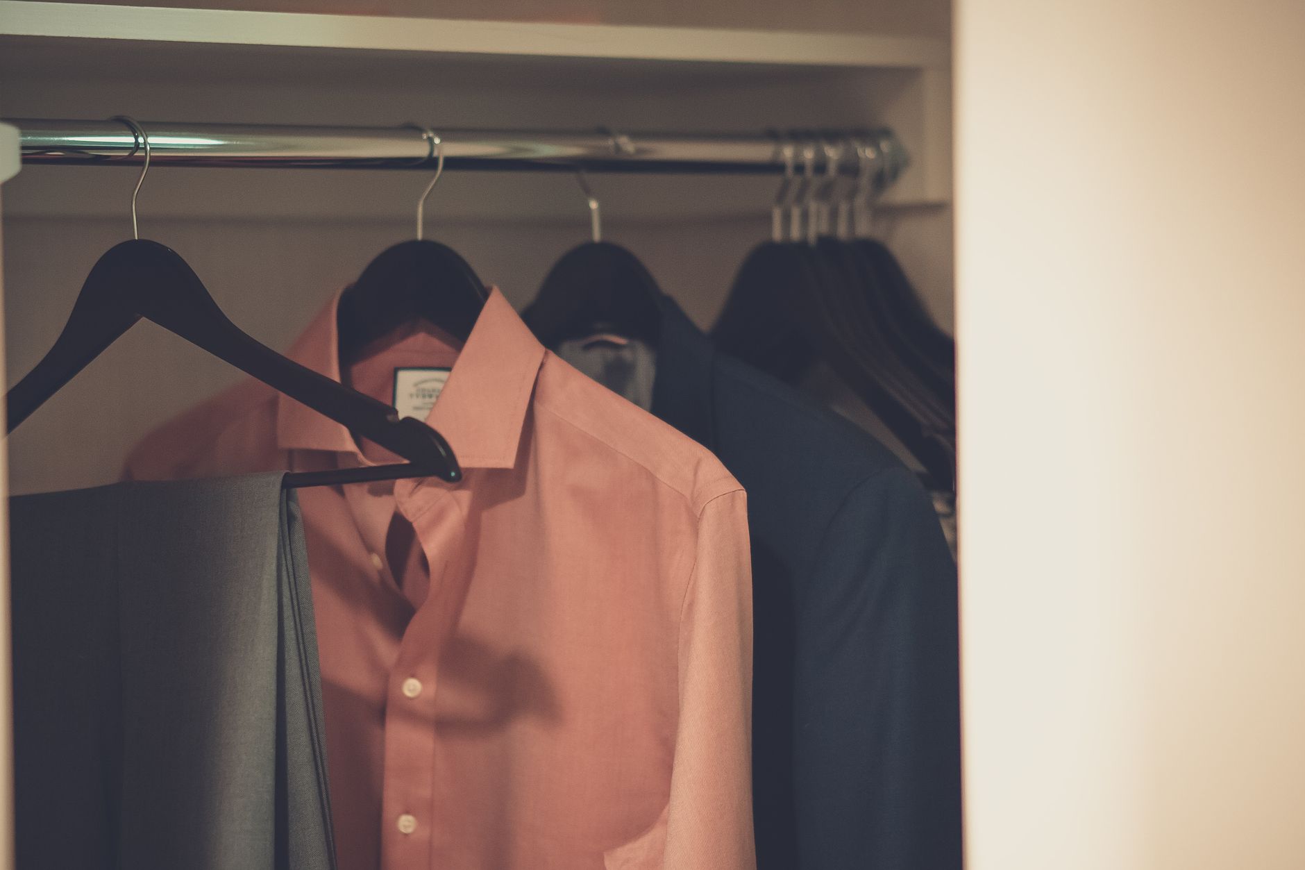 Penderie homme avec costume et chemise
