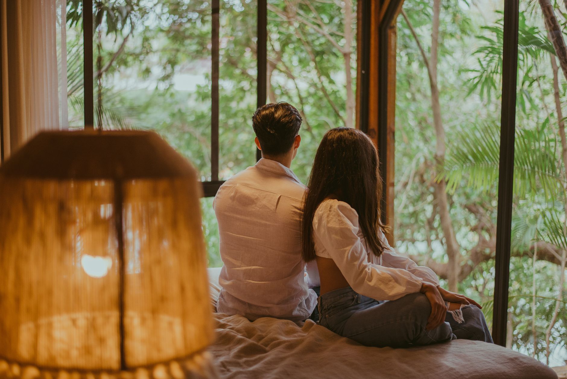 Couple détendu dans une chambre cosy avec vue