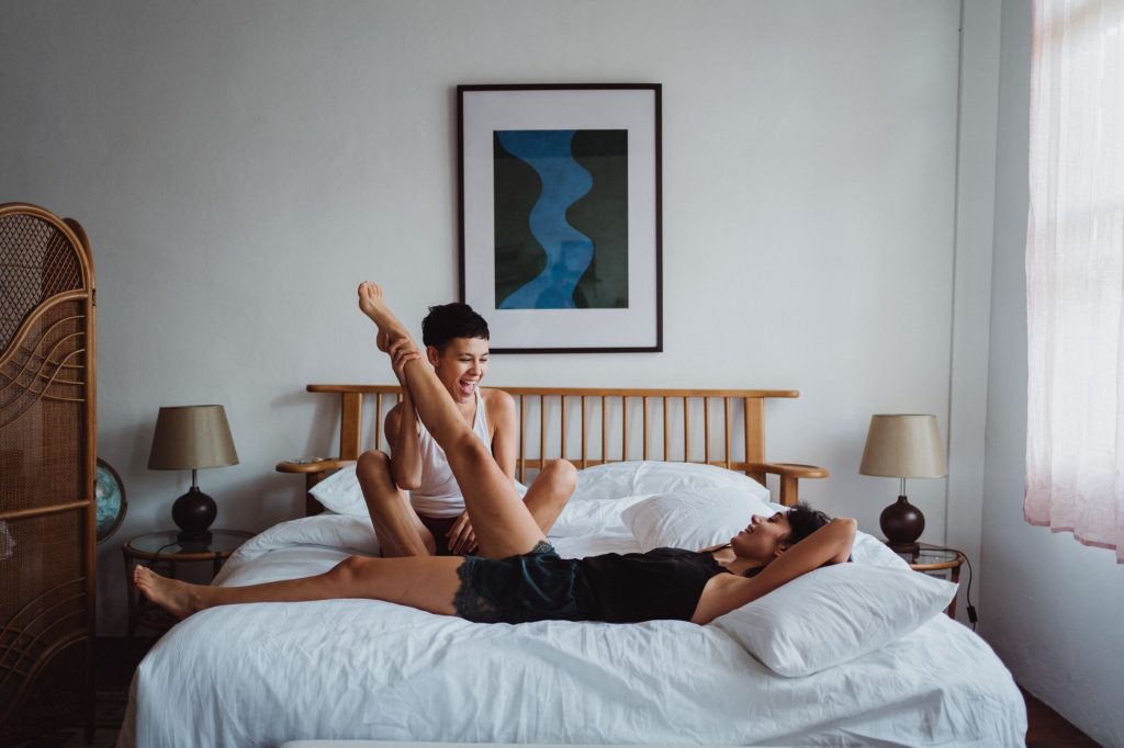 Couple détendu dans une chambre lumineuse
