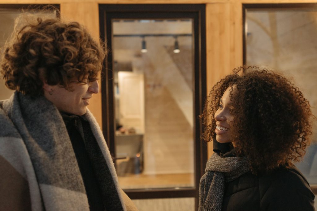 Couple en pleine conversation complice