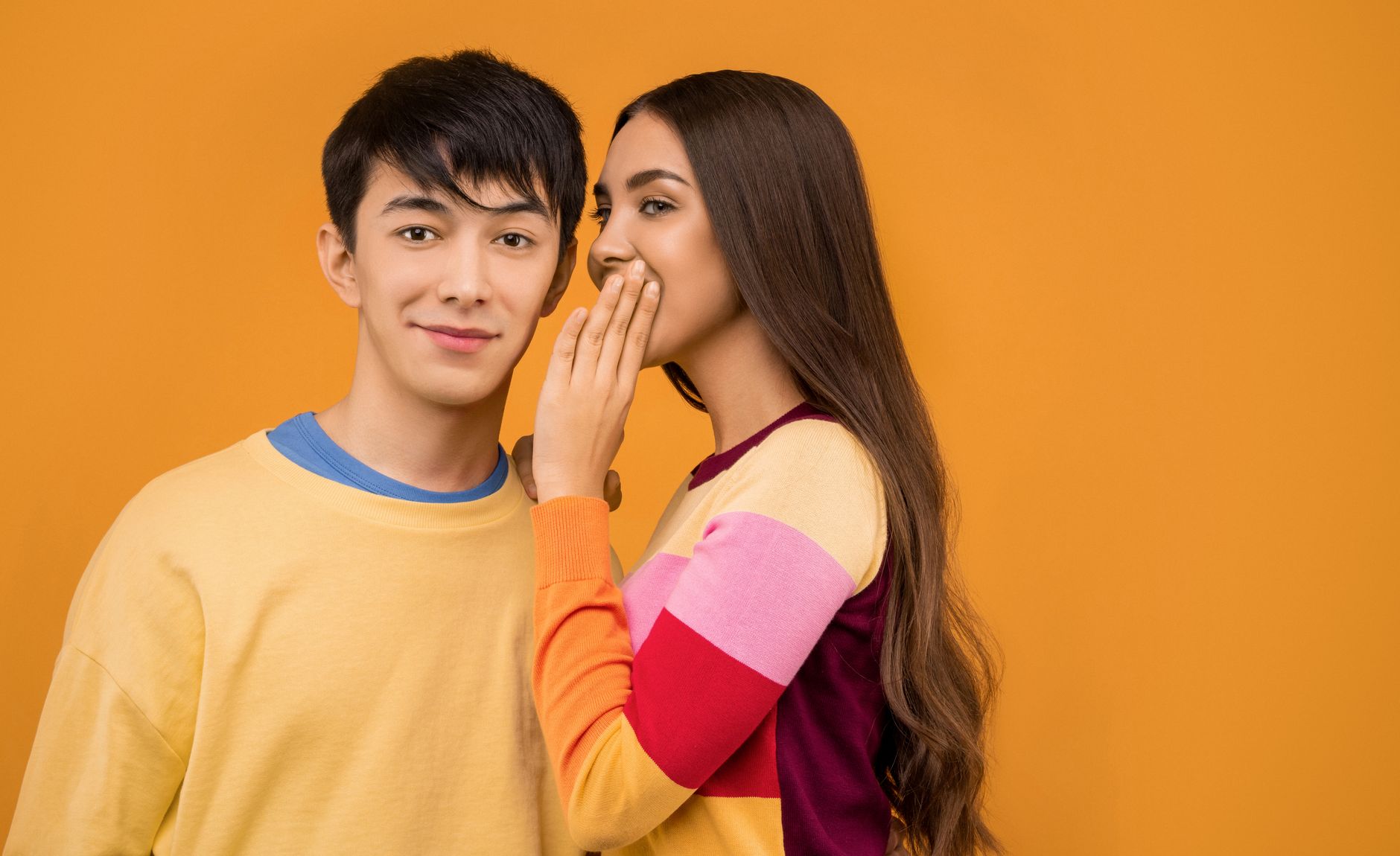 Couple ayant une conversation serieuse