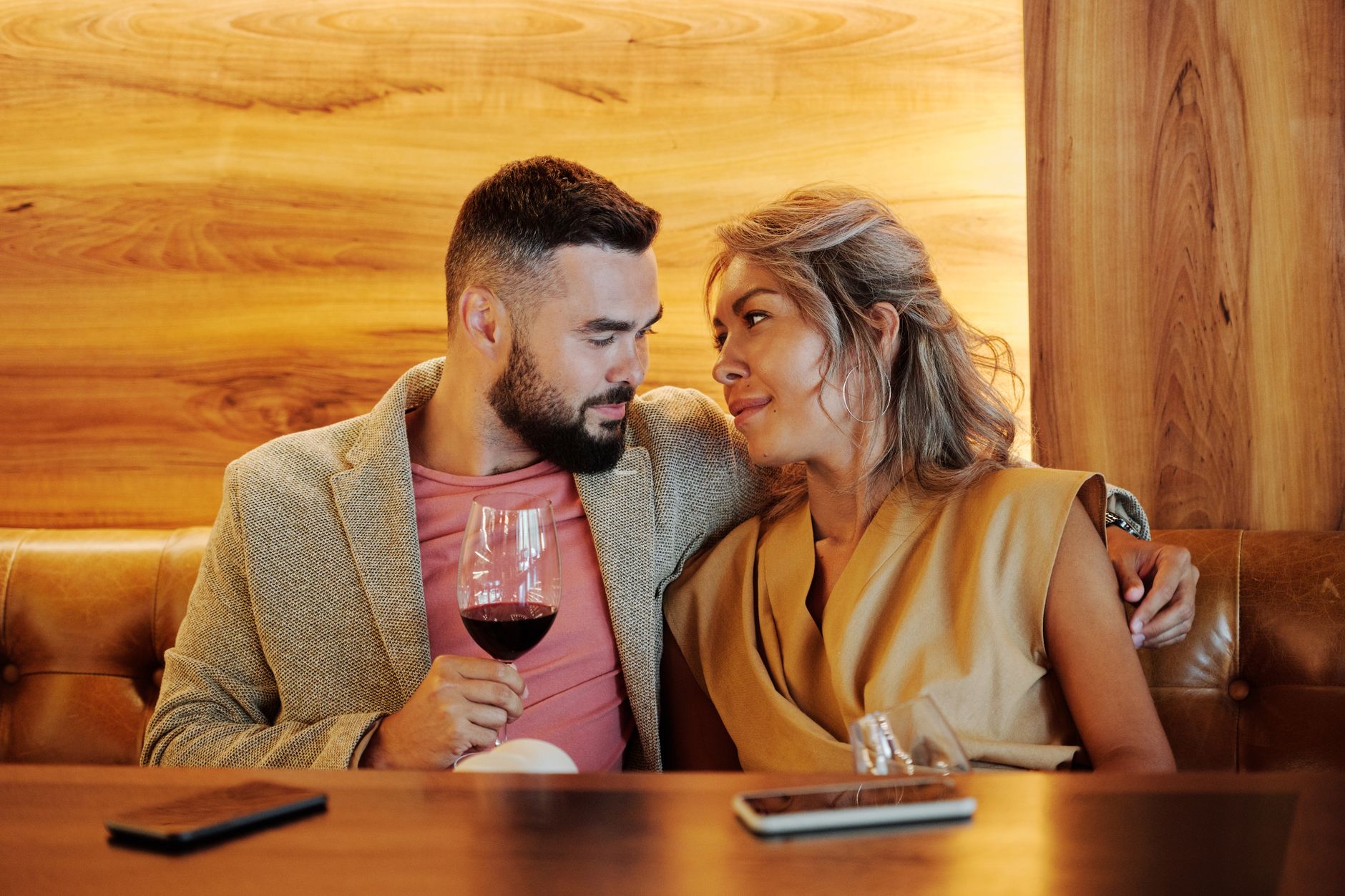 Couple romantique attable au restaurant