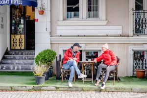 Couple qui discute autour d'un cafe