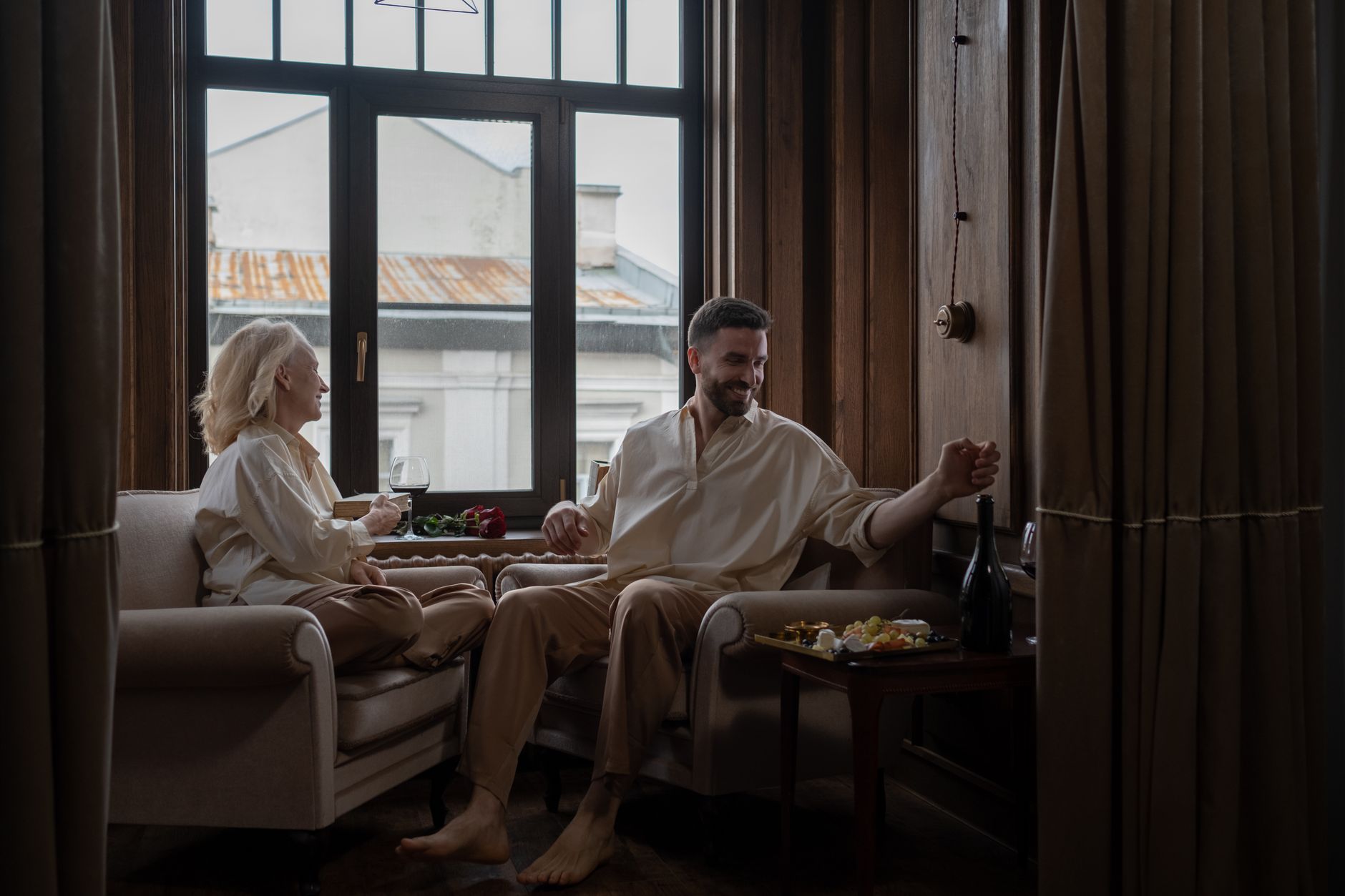 Couple souriant autour d un verre de vin