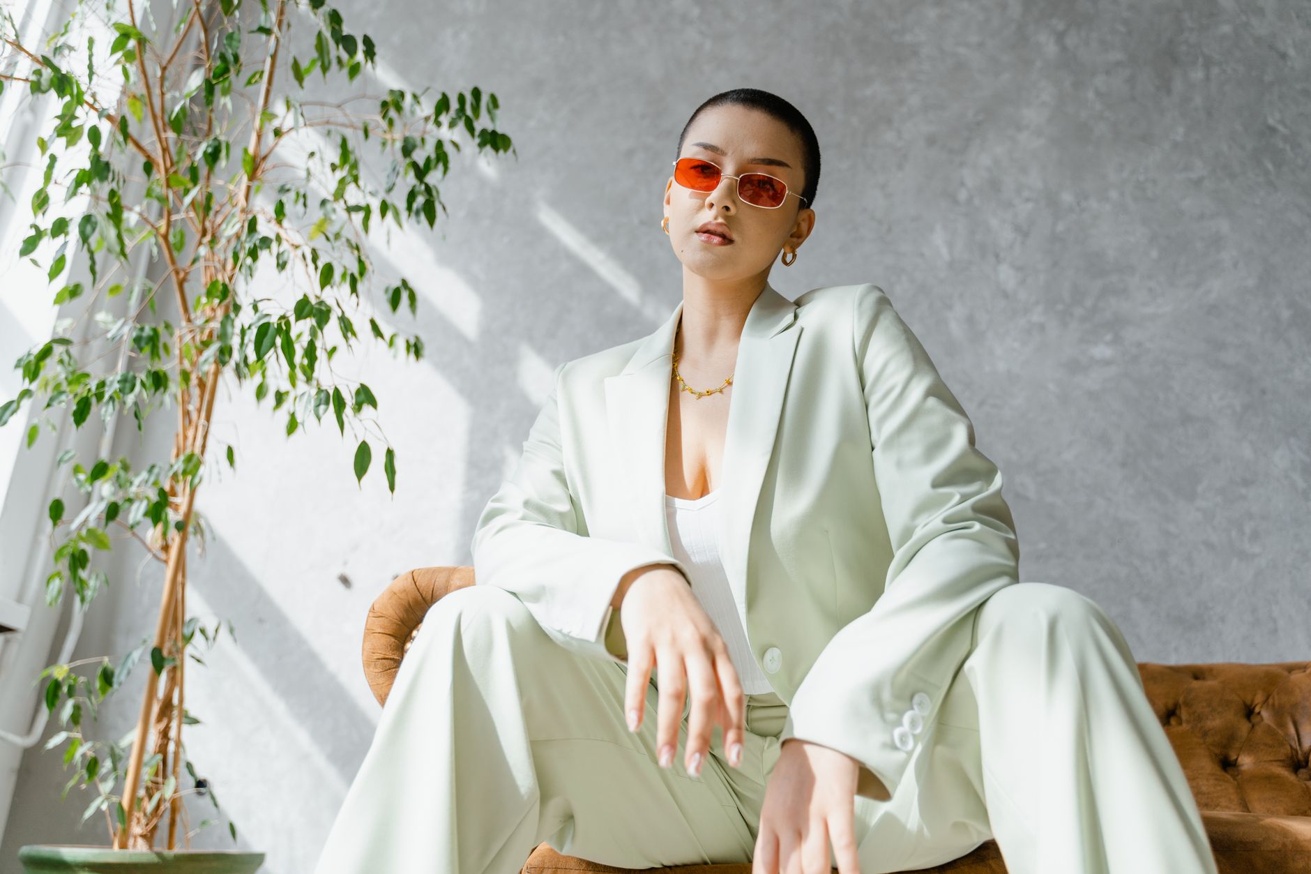 femme en tailleur élégant portant des lunettes de soleil