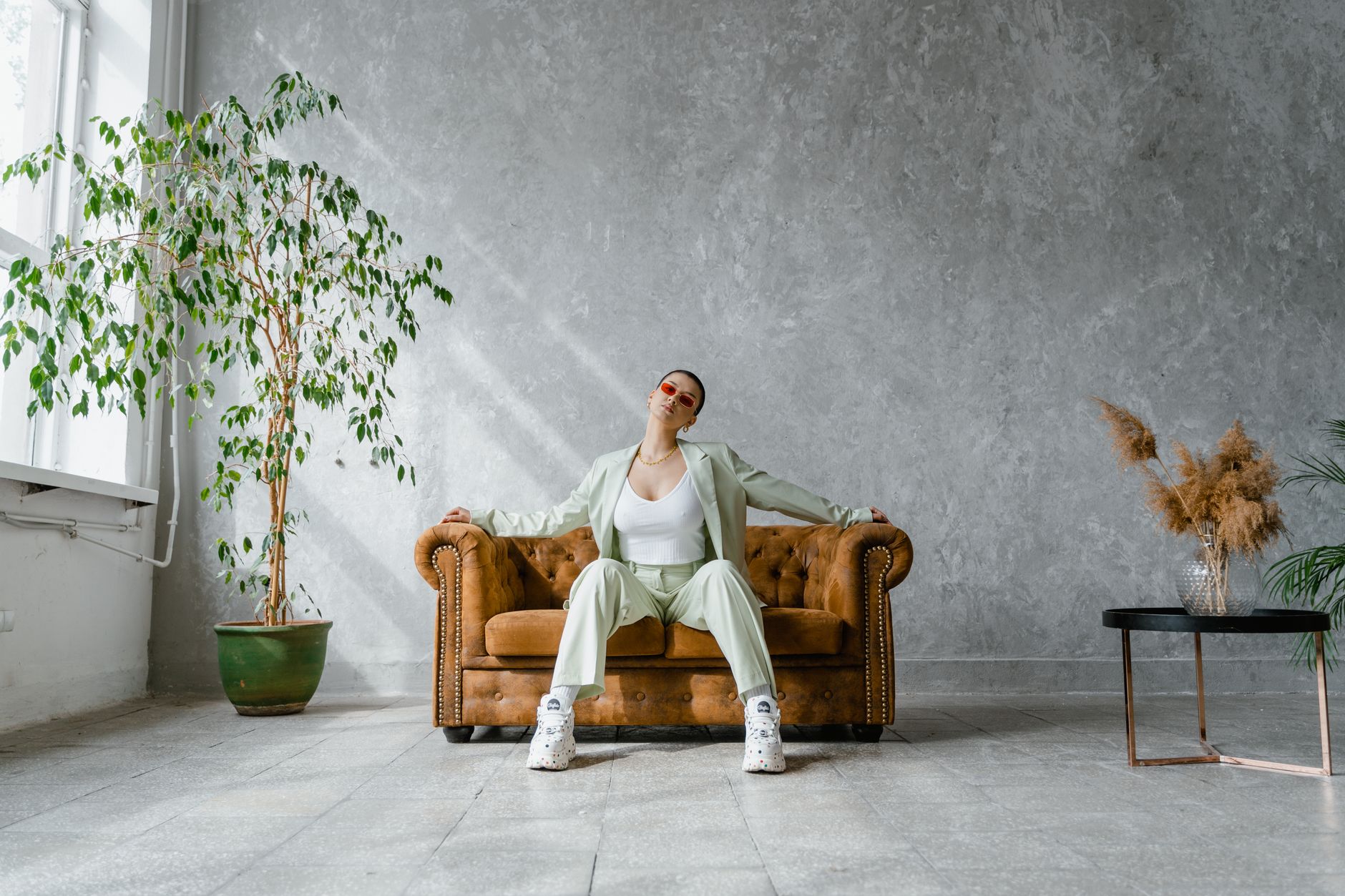 femme en tailleur assise dans un salon lumineux
