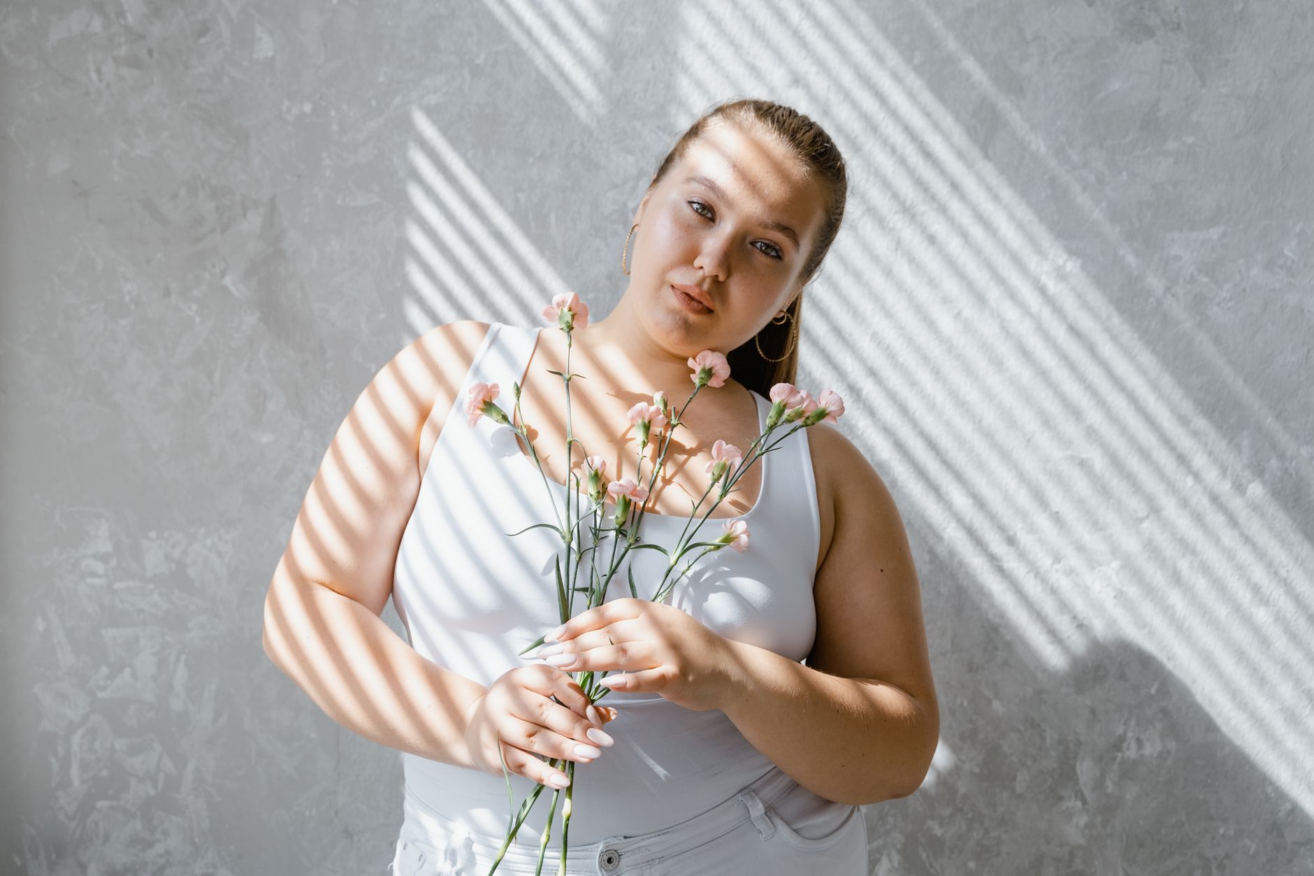 femme qui prend son tour de taille au mètre ruban