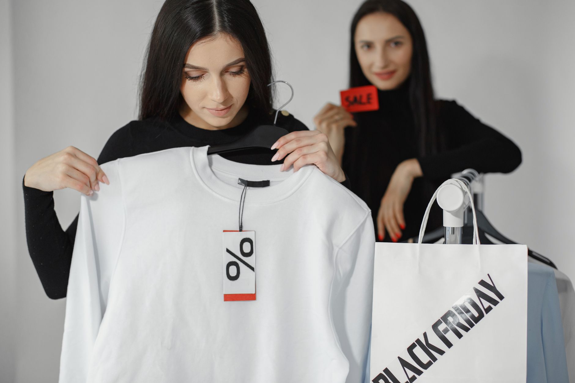 Etiquette de reduction en pourcentage sur un pull