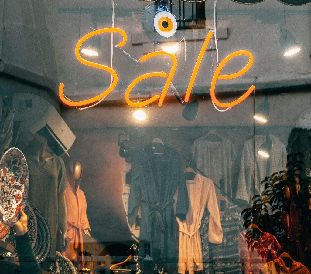 Enseigne lumineuse Sale en vitrine de boutique