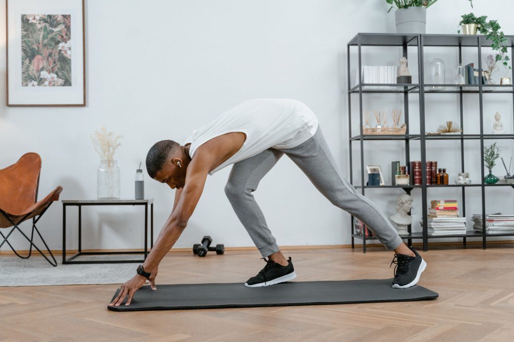 Homme qui s'étire sur un tapis de sport