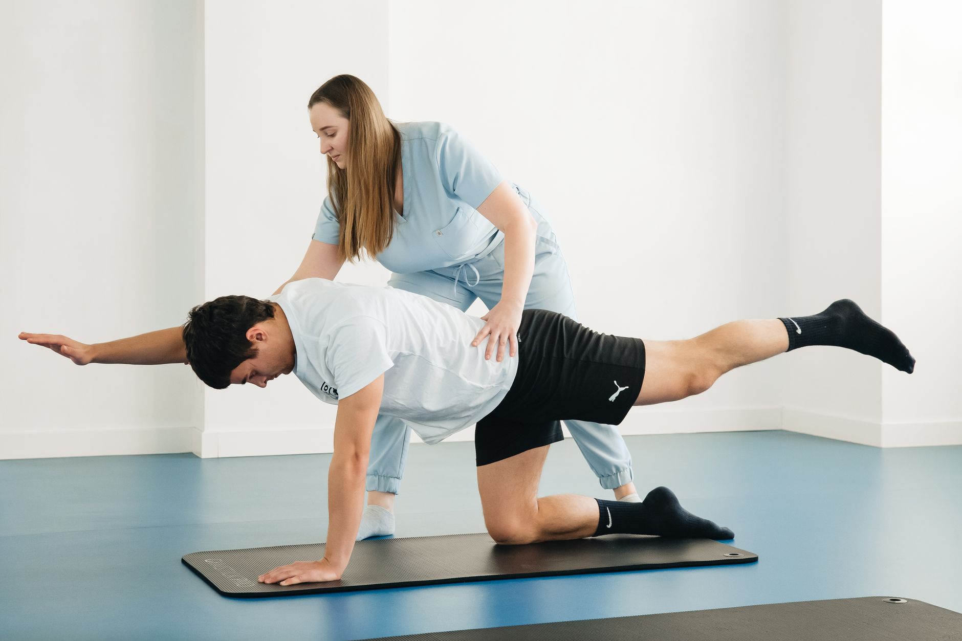 Kinésithérapeute qui accompagne un exercice de rééducation