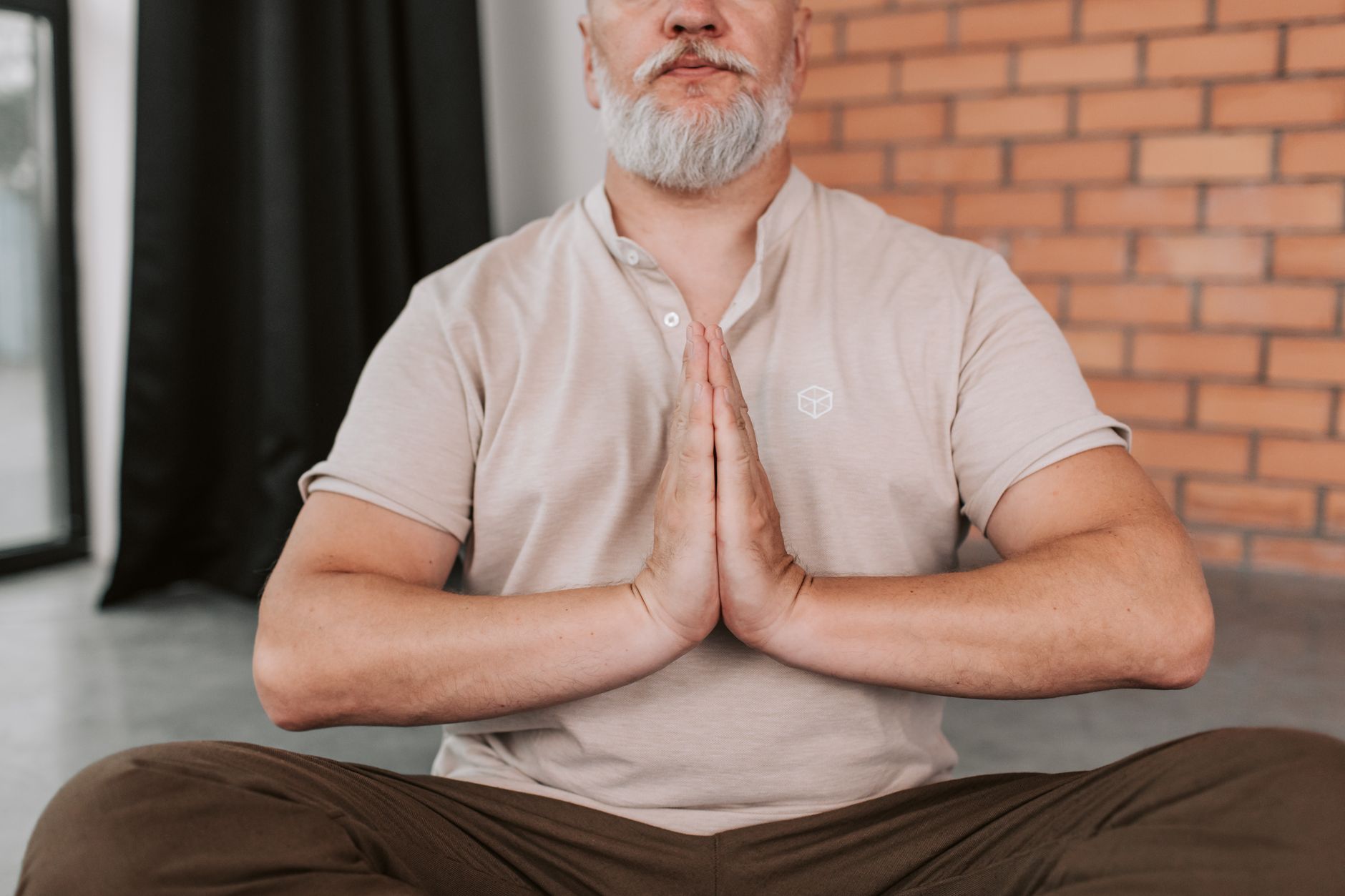 Homme senior qui pratique une respiration calme