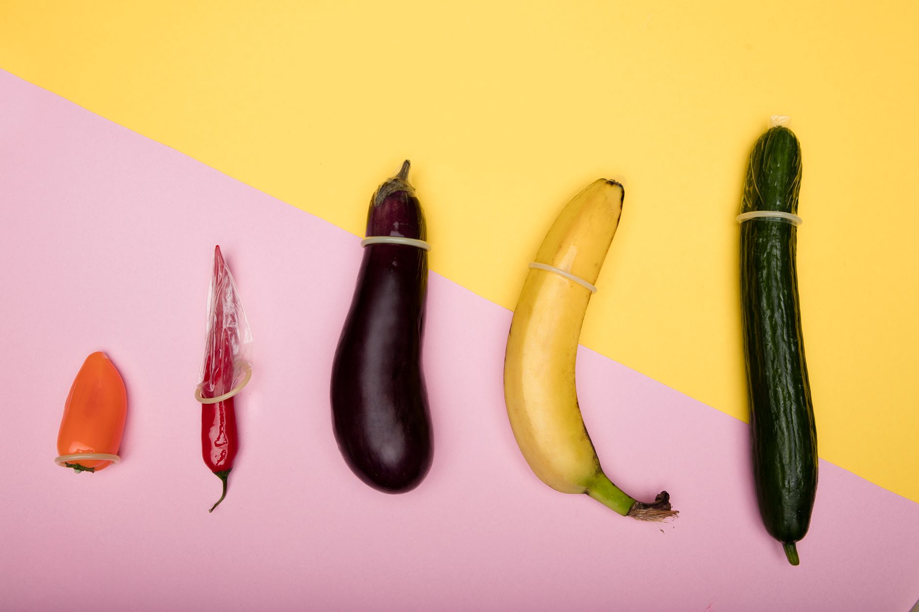 Légumes recouverts de préservatifs colorés