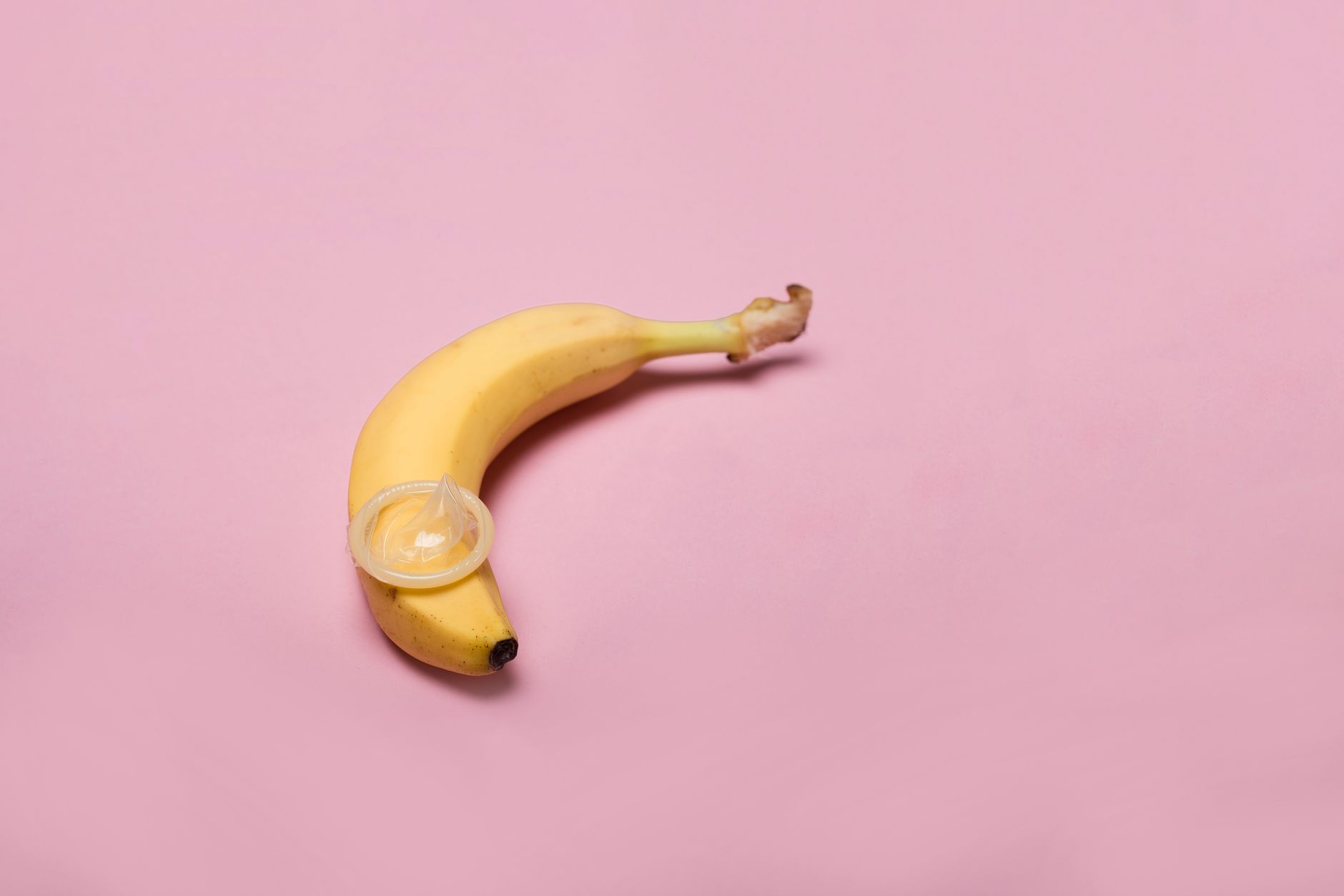 Préservatif déroulé sur une banane en studio