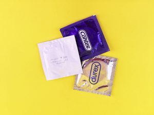 Emballages de préservatifs sur fond jaune