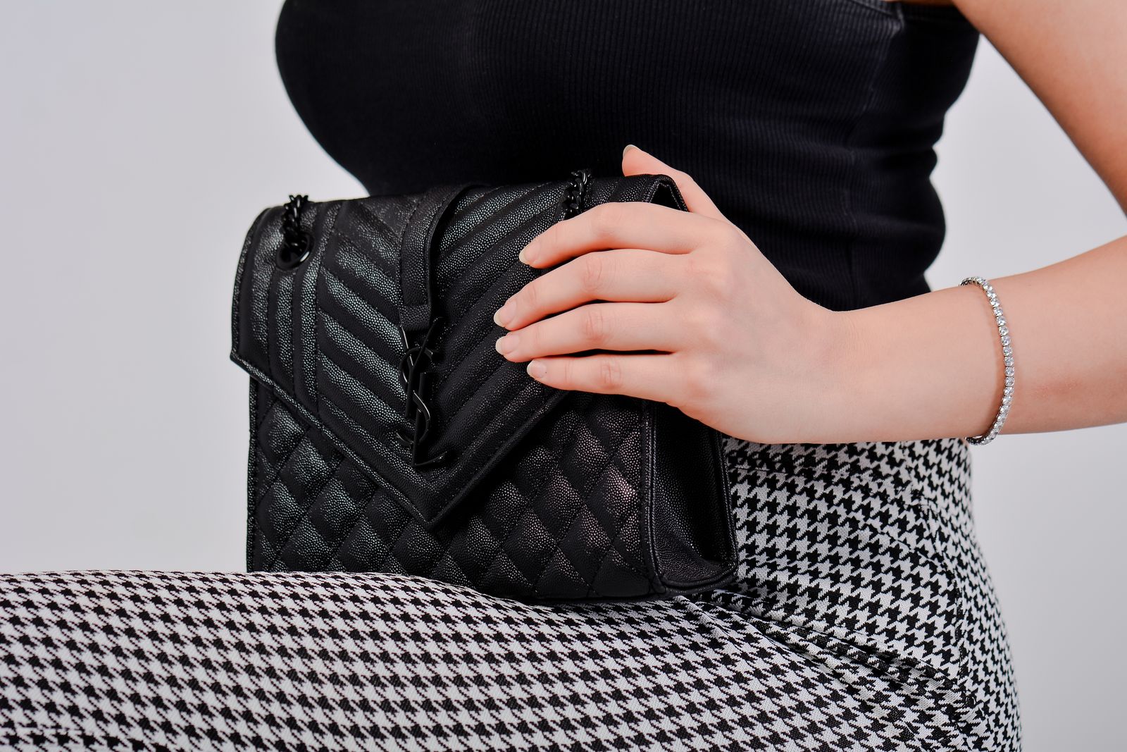 Femme portant un sac matelassé noir