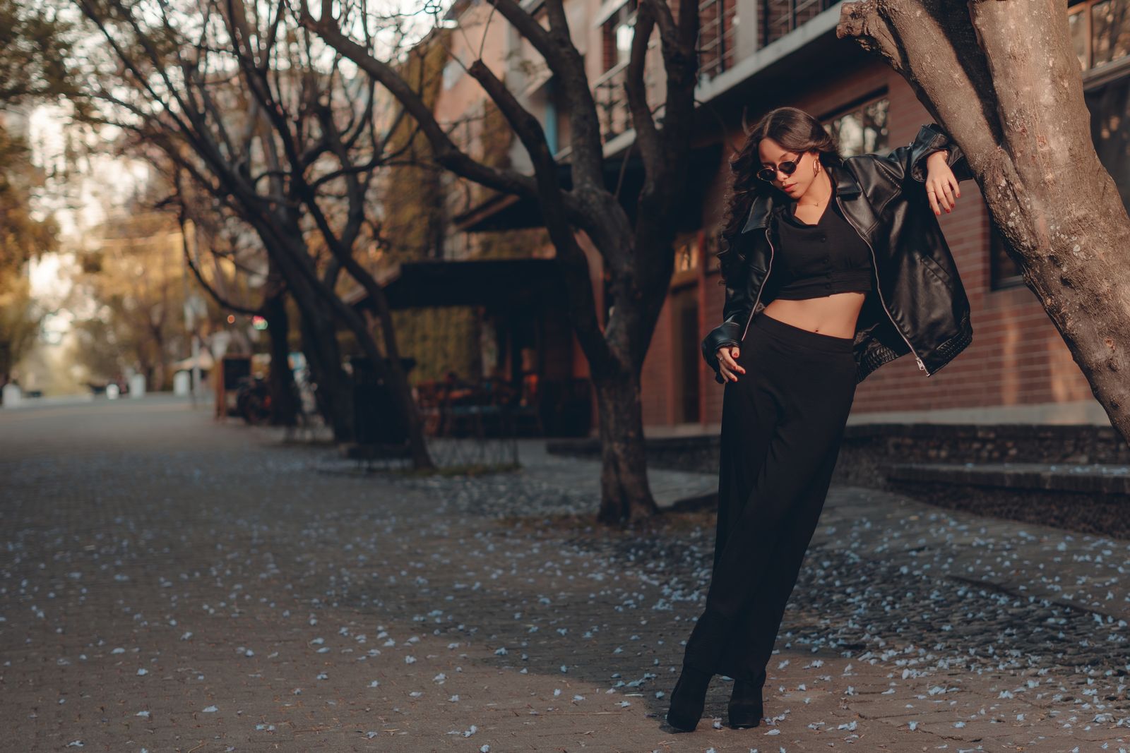 Femme au style chic et urbain dans la rue