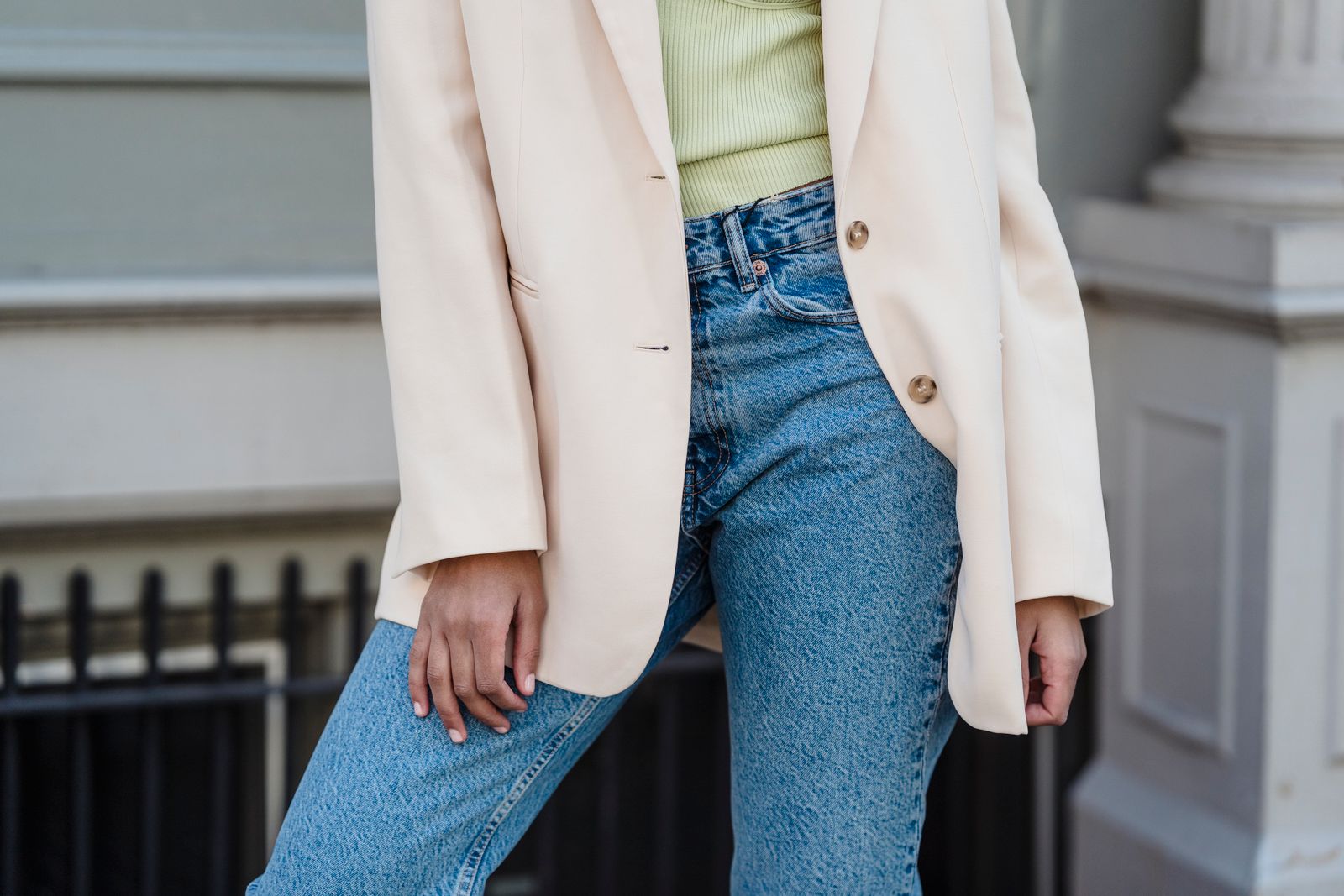 Tenue chic urbaine avec blazer et jean