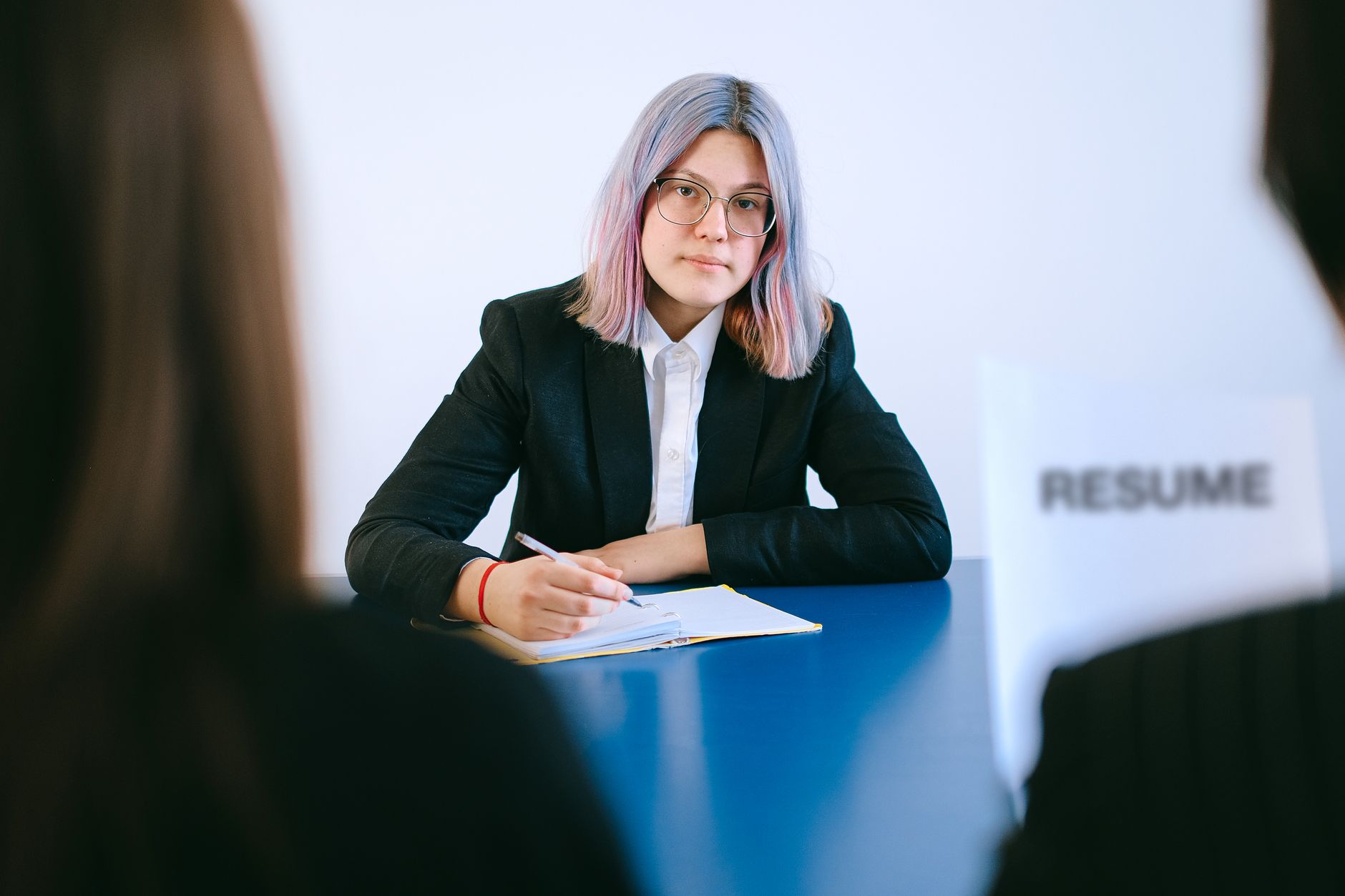 Jeune femme qui prend des notes en entretien