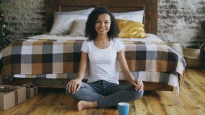 Femme détendue dans une chambre chaleureuse