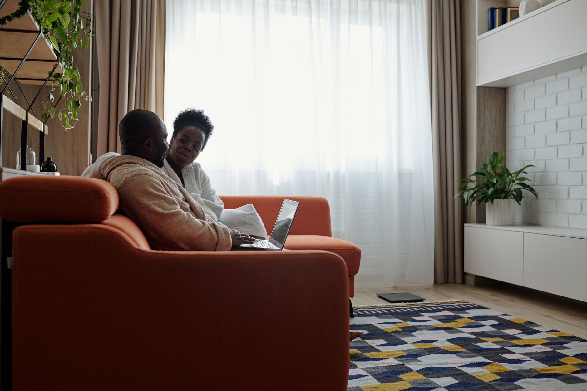 Couple en pleine discussion sur un canapé dans un salon
