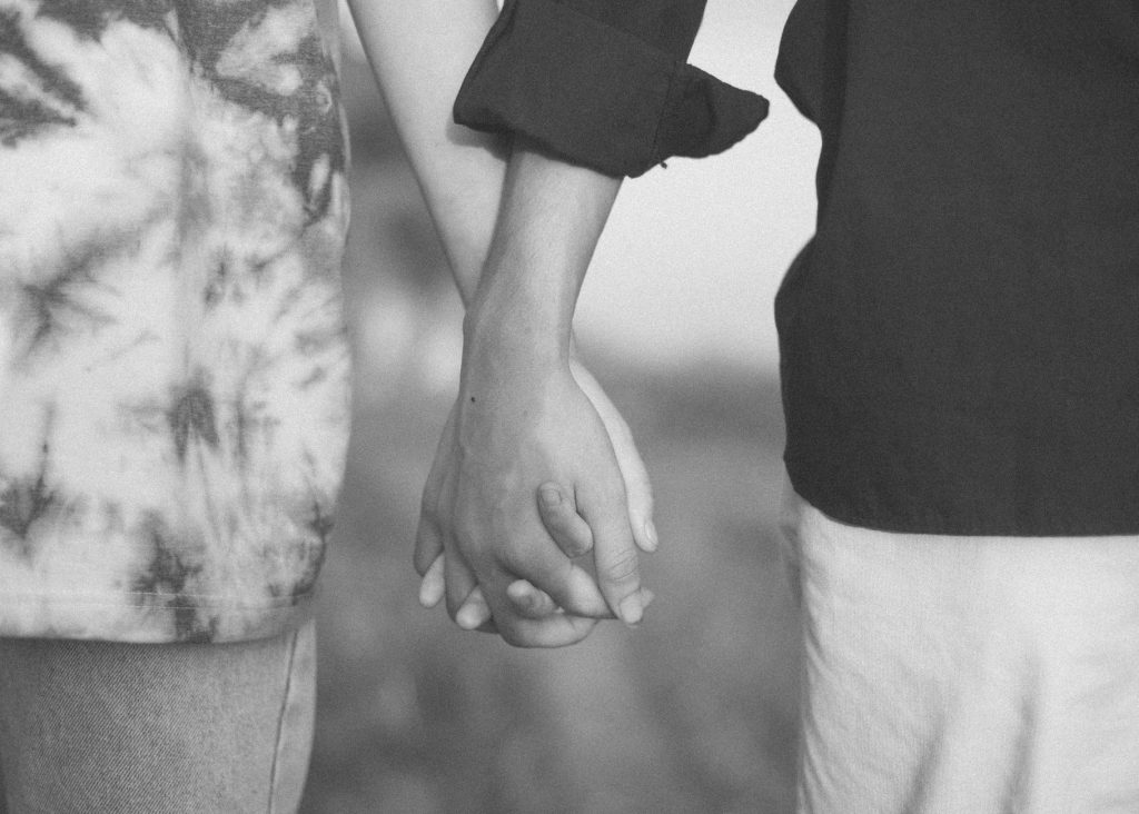 Couple qui se tient la main en noir et blanc