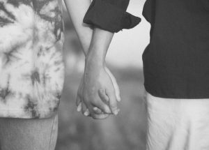 Couple qui se tient la main en noir et blanc
