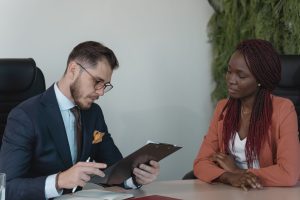 Candidate et recruteur pendant un entretien d’embauche