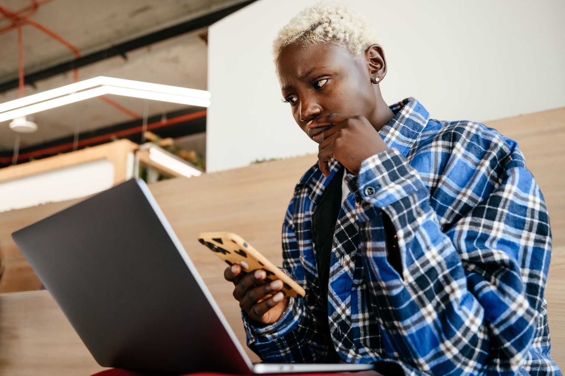 Femme songeuse devant son téléphone