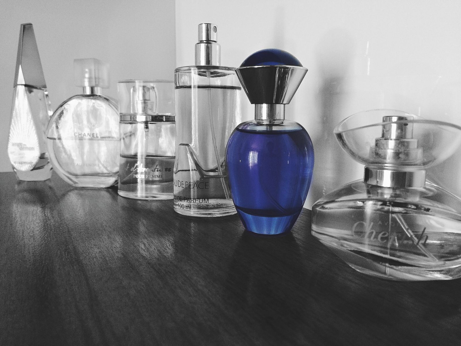 Flacons de parfum de marque exposés en boutique