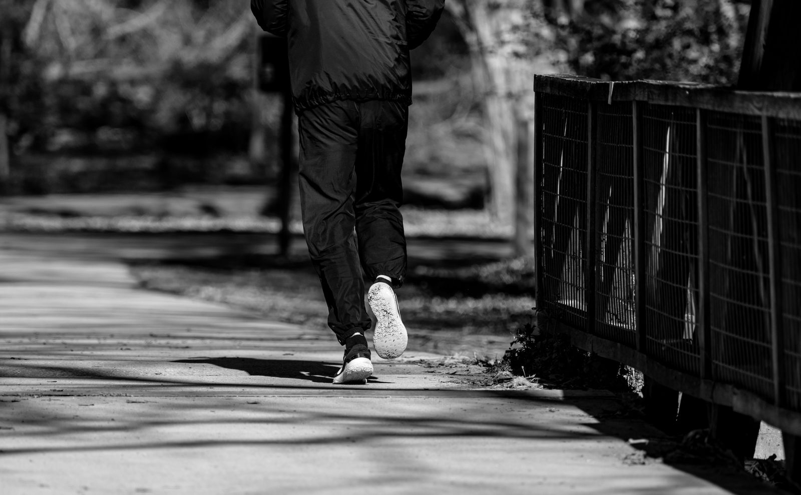 Silhouette d un homme qui court dans un parc