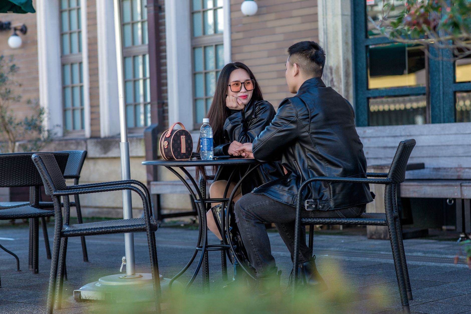 Couple en discussion à la terrasse d’un café