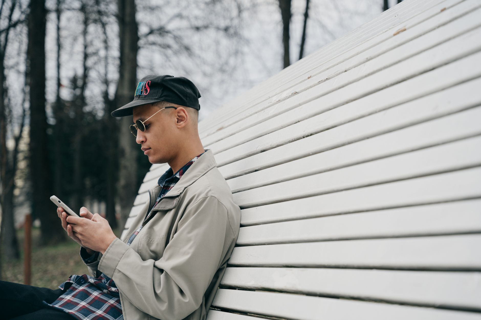 Jeune homme qui envoie un message avec son smartphone