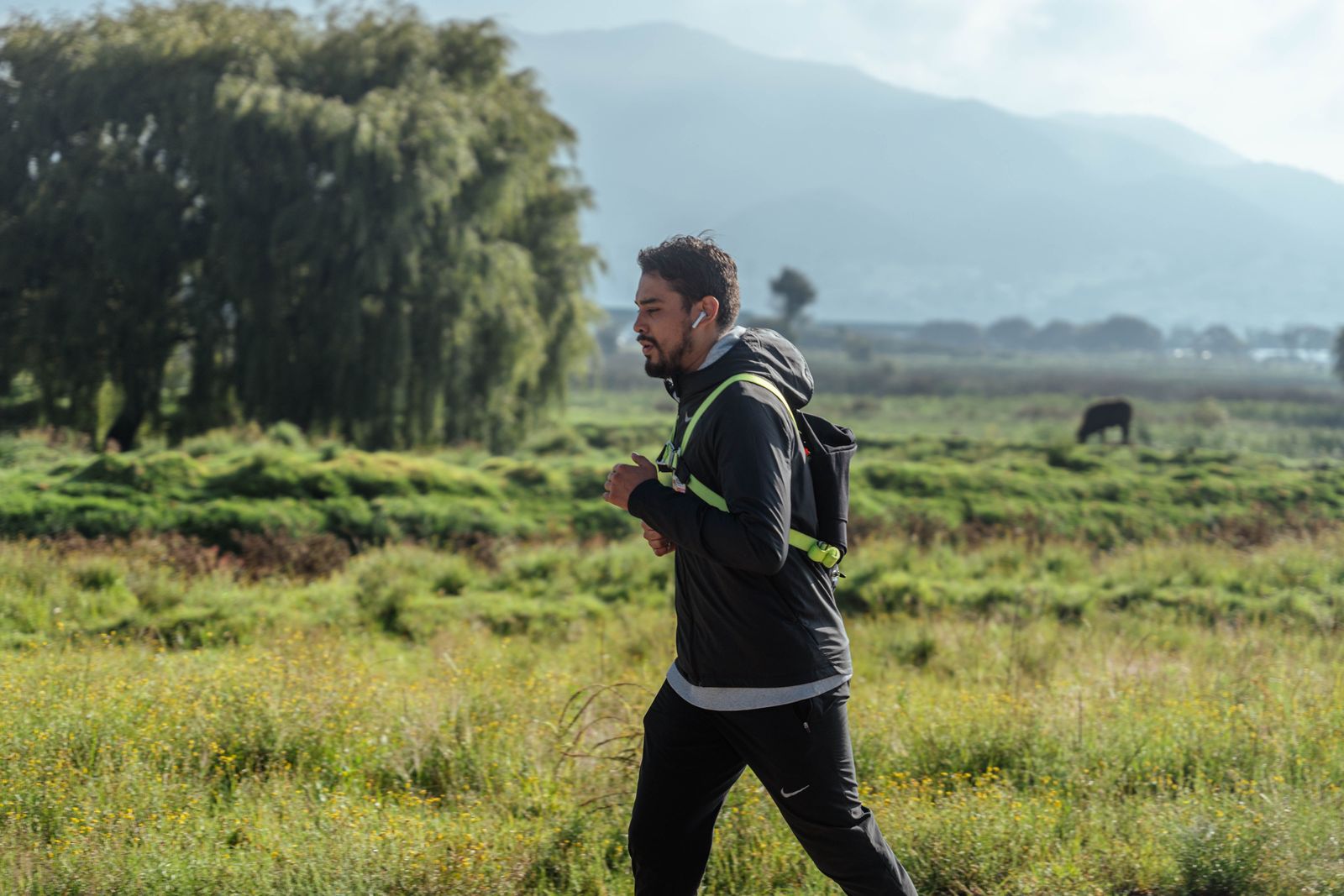Coureur en extérieur avec un casque audio
