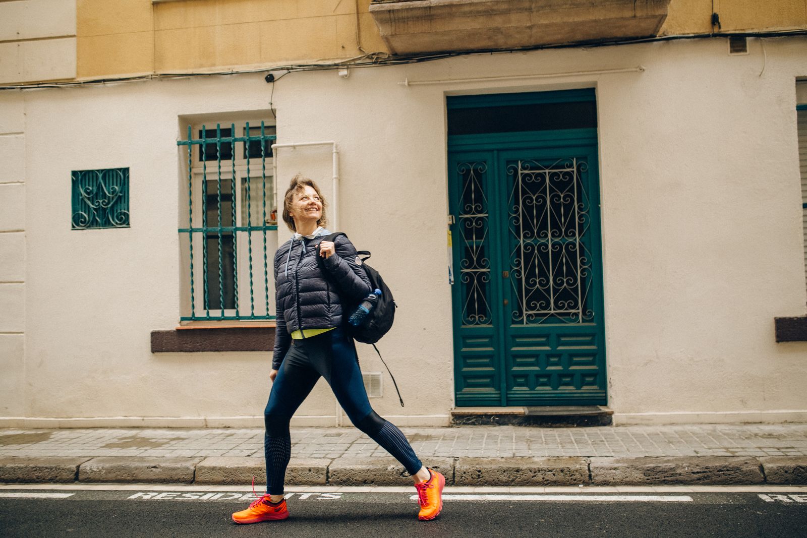 femme en tenue de sport qui marche d'un pas rapide en ville