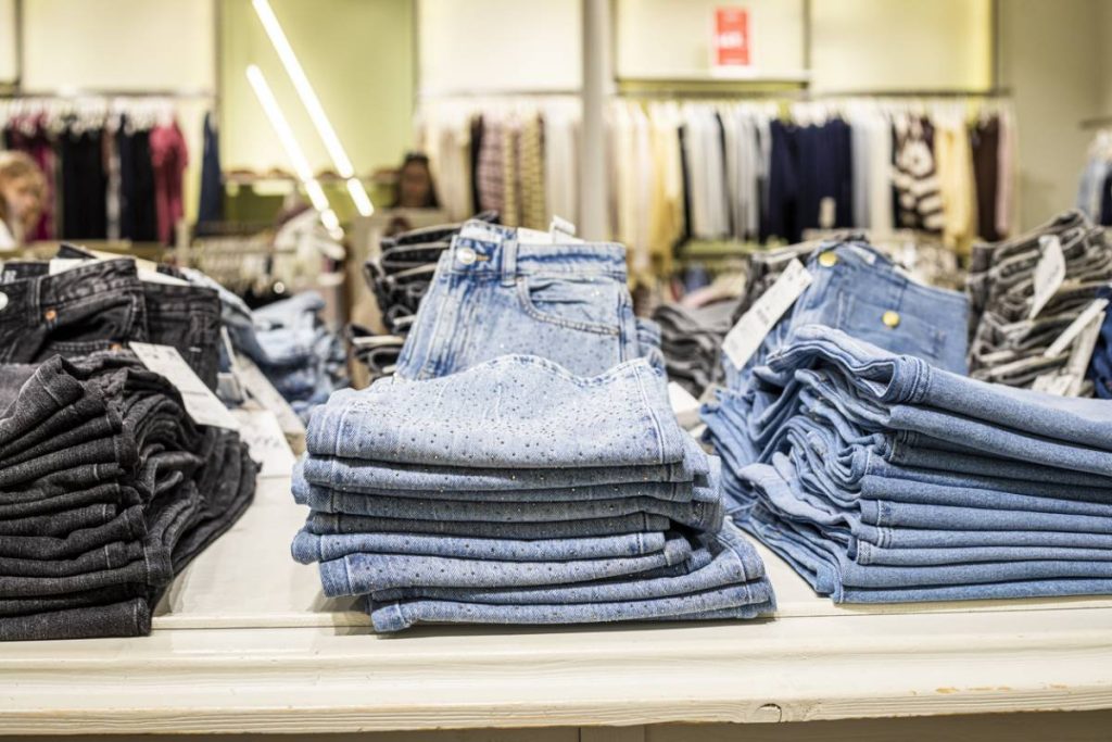 Femme en jean straight