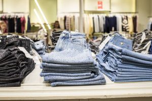 Femme en jean straight