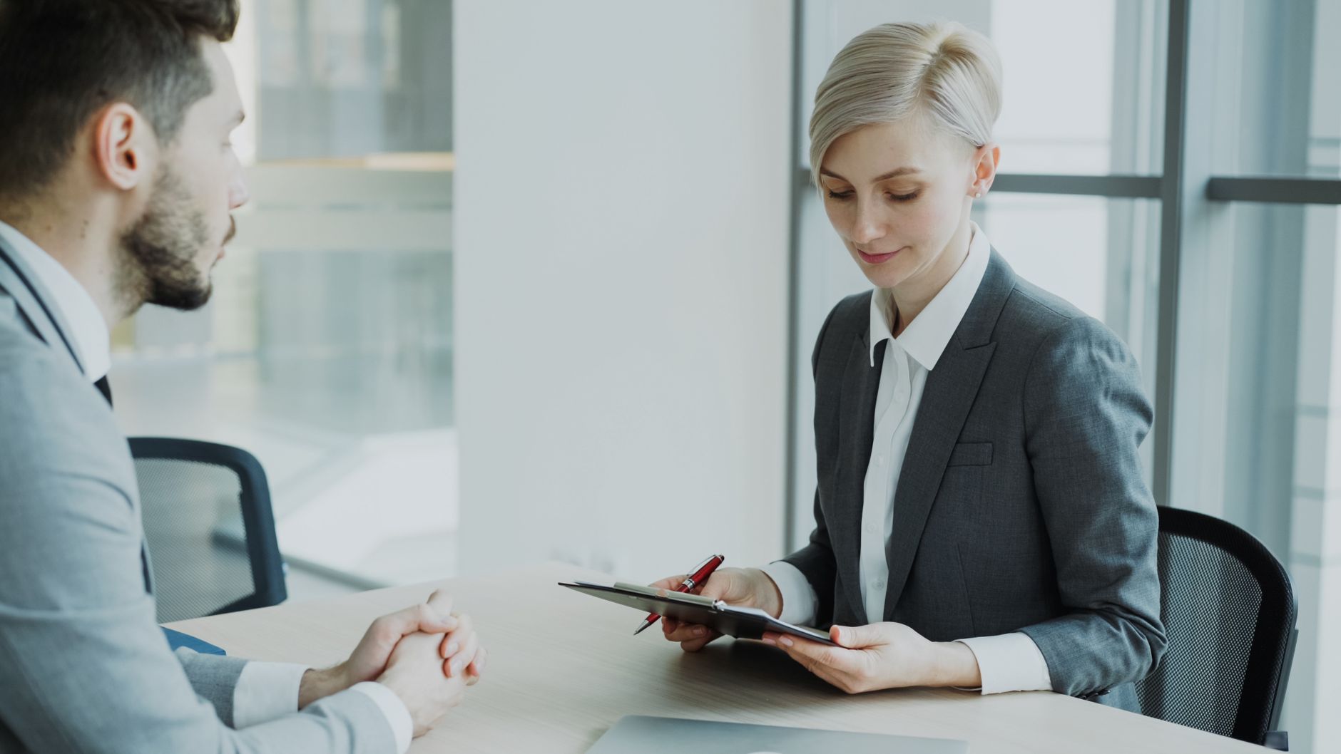Deux professionnels discutent dans un bureau moderne