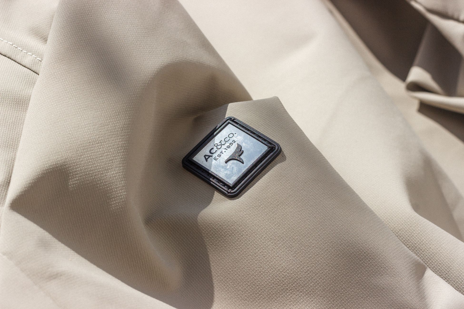 Étiquette de composition cousue sur un tissu beige