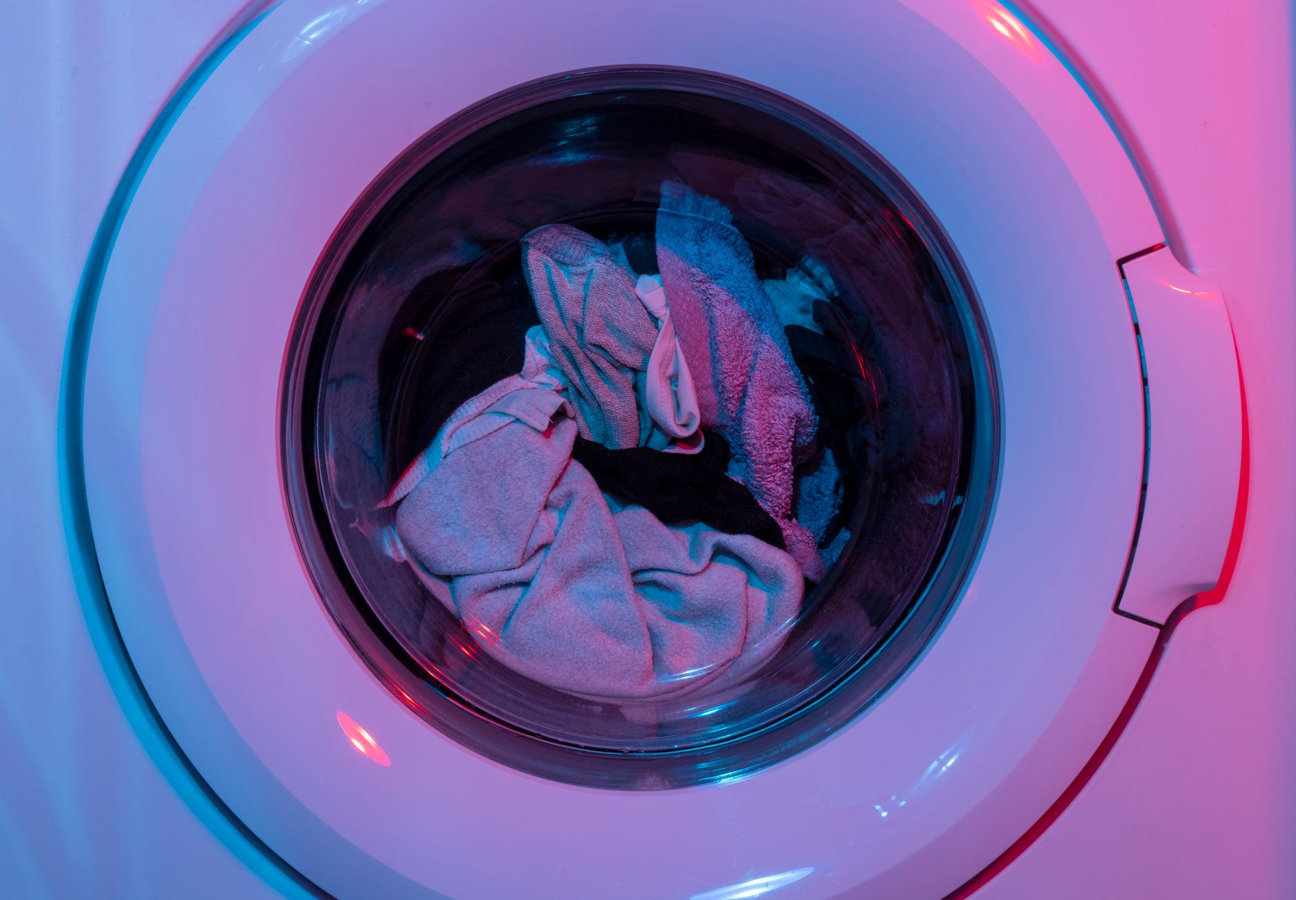 Lave-linge en marche rempli de vêtements