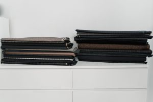 Pile de tissus pliés sur un meuble blanc