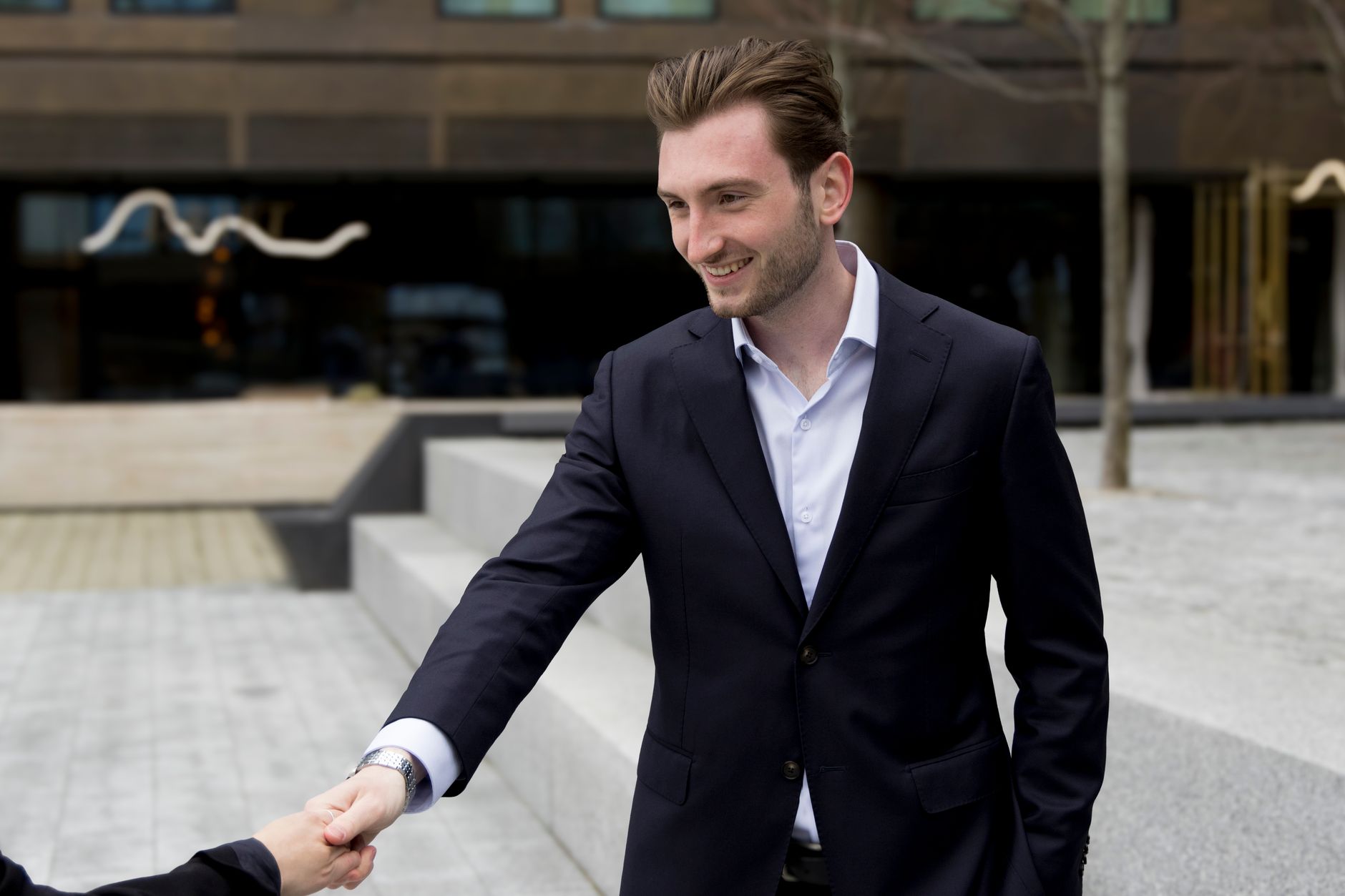 Poignée de main entre un recruteur et un candidat en costume noir