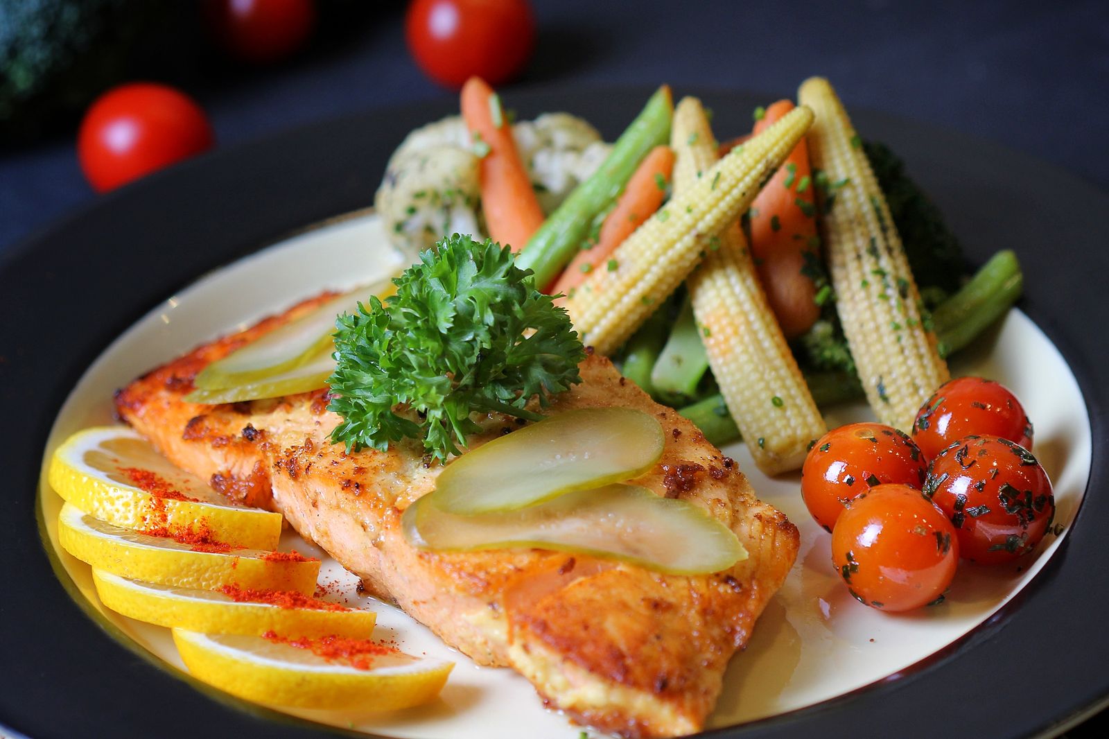 Assiette de saumon et de légumes frais