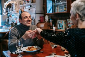 Couple qui se tient la main pendant un dîner au restaurant